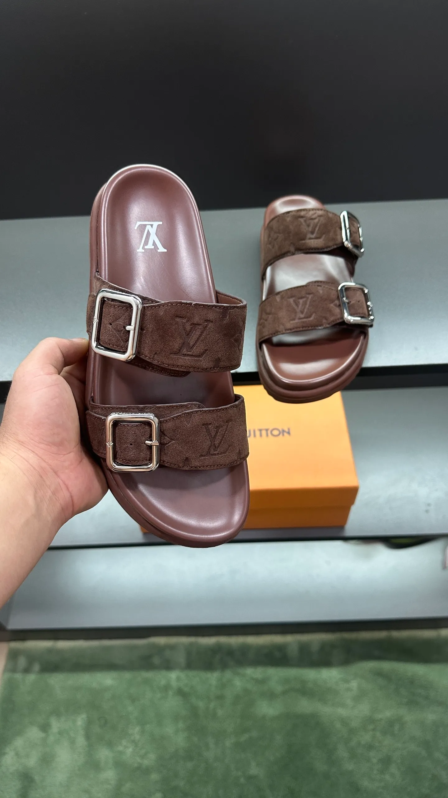 P320 🔍Top purchasing agent LV men's spring and summer slippers counter synchronized. The uppers are made of cowhide fabric imported from Italy, with logo graphics and high-quality craftsmanship. The soles are: original soles specially provided by the original factory. Exclusive molded soles are super comfortable. Original factory follow-up orders. 🔍🔍High quality. You can enter and exit the counter at will. Welcome to compare. Size 38-45